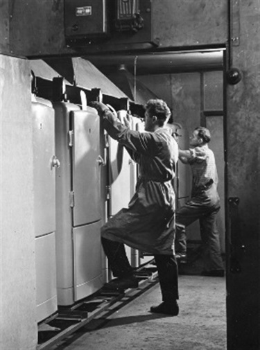 Kelvinator-refrigerators-in-hot-test-room-undergoing-operational-test-c.-1940.tif