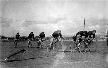 023-SLSA-PRG-280-1-23-132 Thebarton Oval cycle racing 1921
