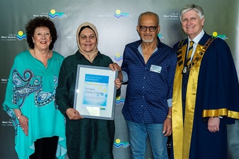 business_award_2_-_parwana_afghan_kitchen_-_farida_and_zelmai_ayubi_with_carole_whitelock_and_mayor_coxon